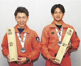 国際大会で２位になった和歌山県田辺市消防本部の竹中隆也さん（右）と芝﨑竜司さん