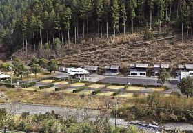 緑の山々と清流・日高川に囲まれた宮代オートキャンプ場。４月１日に営業が再開される（和歌山県田辺市龍神村宮代で）