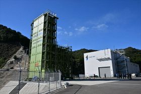 報道関係者に初めて内部が公開された「スペースポート紀伊」。左側の施設がある場所がロケットを打ち上げる射点（２２日、和歌山県串本町田原で）