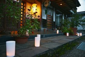 灯籠の明かりで幻想的に　龍神温泉街で「観燈祭」、２７日まで和歌山県田辺市