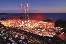 望楼の芝で開かれた「本州最南端の火祭り」（和歌山県串本町で）＝露光時間約２３分、多重露光で撮影