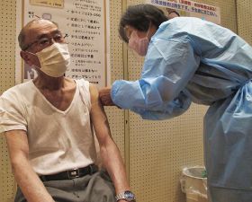 新型コロナウイルスワクチンの接種を受ける町民（２５日、和歌山県上富田町朝来で）