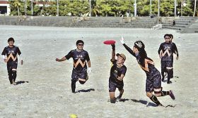 砂浜の上で競技を楽しむ参加者（１４日、和歌山県白浜町の白良浜で）