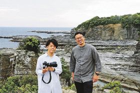 写真集を製作する南畑義明さん（右）と丸山由起さん＝和歌山県白浜町日置で