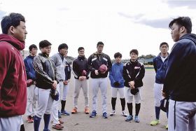 今季の練習が始まり、自己紹介する和歌山ＦＢの選手（２９日、上富田スポーツセンターで）