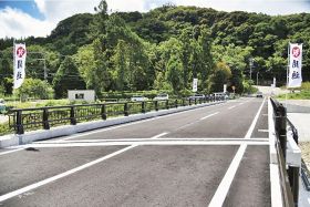 新しい山王橋が開通　生馬小の児童が銘板に揮毫、和歌山県上富田町