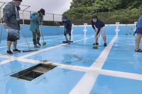 夏の利用に備え清掃／串本の大島プール