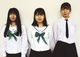 写真甲子園の近畿ブロック審査会に出場する（左から）長知鞠さん、泰地彩央さん、森本羽音さん