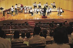 演奏を披露する潮岬中学校の吹奏楽部（７日、和歌山県串本町串本で）