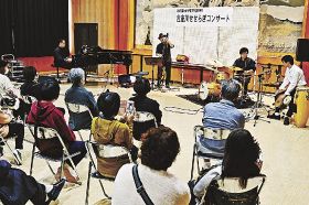 古座川町中央公民館で開かれたジャズコンサート（７日、古座川町高池で）