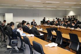 新型コロナウイルス感染症患者が発生したことを受けて開く対策本部会議（１３日午後７時すぎ、和歌山県庁で）