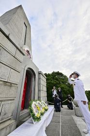 慰霊碑に花輪をささげ、敬礼する在日トルコ大使館のハビブ・イゼット・ゾールオール武官（和歌山県串本町樫野で）