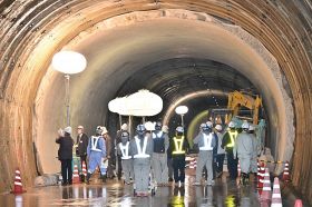 トンネル内部を覆う「覆工コンクリート」がほぼ撤去された八郎山トンネルで現地調査をする関係者（２８日、和歌山県串本町で）