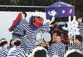７団体がステージ上で獅子舞を披露した（和歌山県串本町潮岬で）