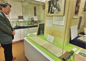約５０年ぶりに一般公開された書簡などが展示されている佐藤春夫記念館の企画展（和歌山県新宮市新宮で）