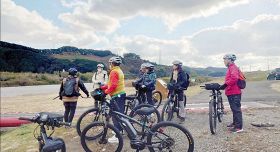 新たなサイクリングツアーの展開に向けて、１月に実施したモニターツアーの様子（和歌山県上富田町で）＝紀州くちくまの未来創造機構提供