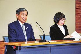 和歌山県内１４人目の新型コロナウイルス感染者が出たことを発表する仁坂吉伸知事（左）ら＝５日、和歌山県庁で