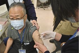 新型コロナワクチンの３回目接種を受けるくしもと町立病院の竹村司病院事業管理者（和歌山県串本町サンゴ台で）