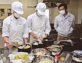 新谷力さん（右）らから提供された野菜を使って調理する生徒＝和歌山県みなべ町芝で