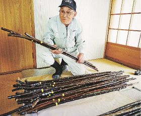 田端賢太郎さんが梅の枝を活用して作ったつえ（和歌山県みなべ町清川で）