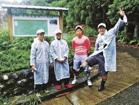 雨の熊野古道を清掃／和歌山ＦＢの２１人