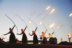 本州最南端の火祭り／潮岬望楼の芝／踊りや名物鍋も
