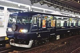 ＪＲ西日本が９月から運行を開始した「ＷＥＳＴ　ＥＸＰＲＥＳＳ　銀河」（大阪駅で）＝ＪＲ西日本和歌山支社提供