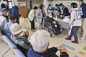 串本町で始まった高齢者を対象とした集団接種で受け付けをするお年寄りら（和歌山県串本町サンゴ台で）