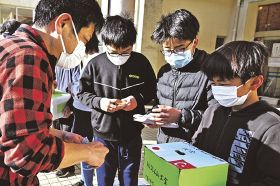玄関前で義援金を呼びかける大島小学校の児童（和歌山県串本町須江で）