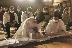 「宝印」求め参拝多数　熊野本宮大社で八咫烏神事