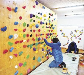 子育て交流施設内には、子ども向けのボルダリング壁なども設置している（和歌山県みなべ町芝で）