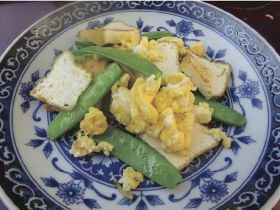 旬の野菜で簡単献立／キヌサヤ（１）／厚揚げと卵の炒め物