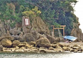 鹿島神社が鹿島に取り付けた無断上陸禁止の看板（和歌山県みなべ町沖で）