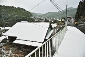 歩道や屋根に積もった雪（１８日午前８時ごろ、和歌山県田辺市龍神村柳瀬で）