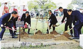 クマノザクラを記念植樹する真砂充敏市長（手前左から３人目）ら＝２６日、和歌山県田辺市の新庄総合公園で