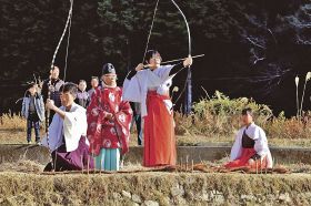 矢を放ち一年の安寧祈る　串本、有田神社