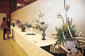 会場に並ぶ生花の部の作品（１１日、和歌山県田辺市新屋敷町で）