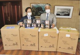 １万枚のマスクを贈った和田英之さん（右）と井澗誠町長＝白浜町役場で