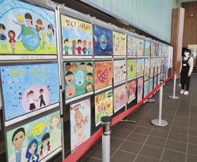 子どもたちのポスターや標語が並ぶ展示会場（和歌山県田辺市東陽で）