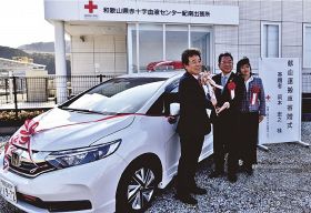 岡本宏之さん（中央）から車の寄贈を受ける、県赤十字血液センターの住友伸一所長（左）＝２１日、和歌山県上富田町生馬で