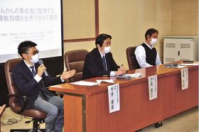 「てんかん」の重症度を世界で初めて指標化したと発表する和歌山県立医科大学の中井康雄助教（左）ら＝２８日、和歌山市で
