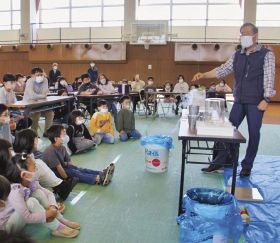 液体窒素で実験　印南町で小学生の科学教室