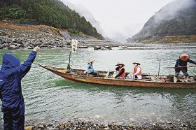 雨が降る中、定期乗合便の運航を始めた熊野川の川舟下り（２日、和歌山県新宮市熊野川町田長で）