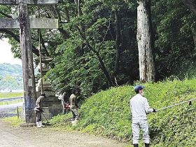 須賀神社で草刈り／みなべ　地元企業の社員ら
