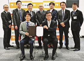 連携協力の包括協定に署名した串本町の田嶋勝正町長（前列左）と和歌山大学の伊東千尋学長（前列右）ら関係者＝１９日、和歌山県串本町サンゴ台で