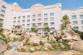 東京ディズニーシーに新しく誕生するホテル「東京ディズニーシー・ファンタジースプリングスホテル」は、外観や内装も豪華なつくりに！　写真はローズコートの岩の彫刻　（C）Disney