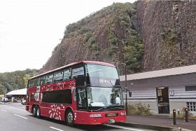 一枚岩前に到着した熊野ジビエレストランバス（和歌山県古座川町相瀬で）