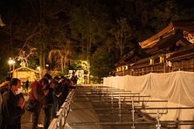 分散型の参拝で、熊野本宮大社の本殿前に設けられた特設さい銭箱の前で手を合わせる初詣客。例年のような混雑は見られなかった（１日、田辺市本宮町で）