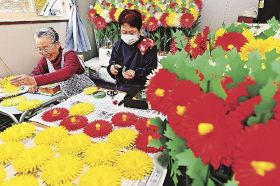 例大祭に向けて挑花作りに取り組む女性たち（３日、和歌山県田辺市本宮町渡瀬で）
