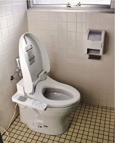 町の事業で洋式に改修した清流小学校のトイレ（和歌山県印南町羽六で）
